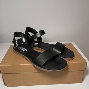 Steve Madden Daryn Sandal. Black, Size 7.5